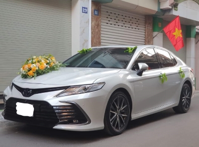 Thuê xe cưới Camry màu trắng
