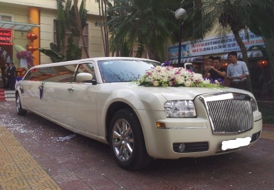 Cho thuê xe hoa hạng sang Chryler Limousine 3 khoang